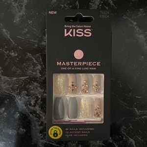 Kiss Masterpiece glue/press on nails